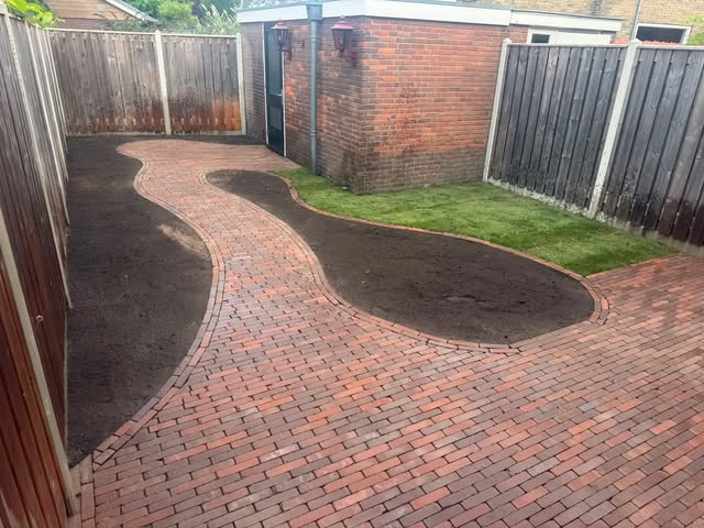 Slingerend pad van roodbruine klinkers met verse borders